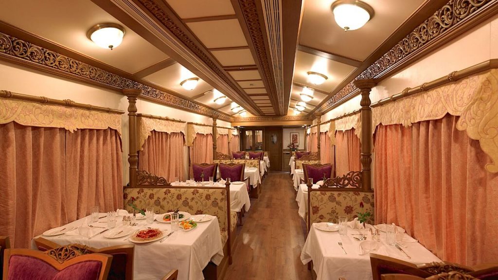 Ein Bild von einem luxuriösen Speisesaal in einem Zug